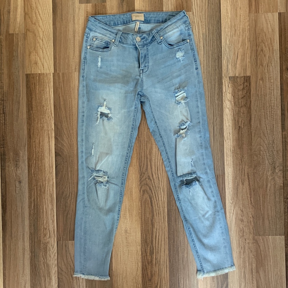 Distressed denim skinny jeans